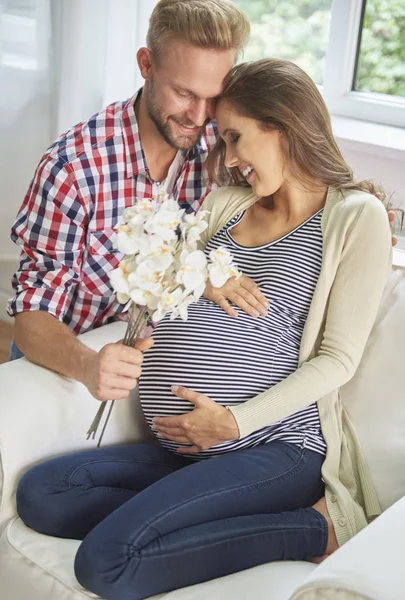 Casal esperando para o bebê — Fotografia de Stock