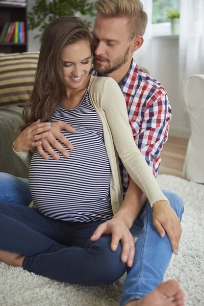 Casal esperando pelo bebê — Fotografia de Stock