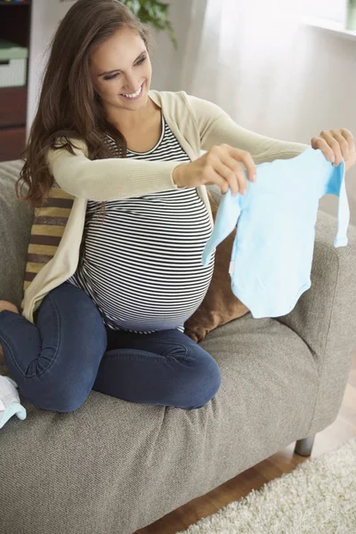 Jovem grávida feliz — Fotografia de Stock