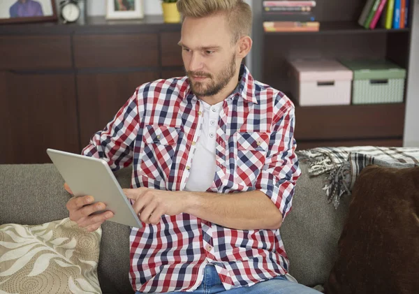 Homme utilisant une tablette numérique — Photo