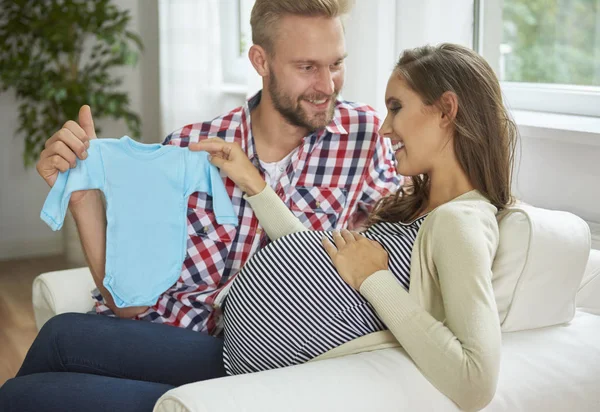 Casal esperando pelo bebê — Fotografia de Stock