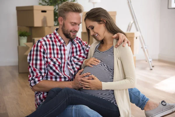 Wachten voor baby (echt) paar — Stockfoto