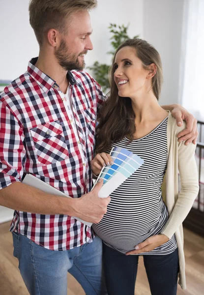 Couple choosing color of walls — Stock Photo, Image