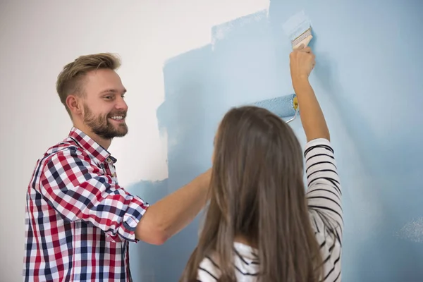 Pareja renovando su apartamento — Foto de Stock