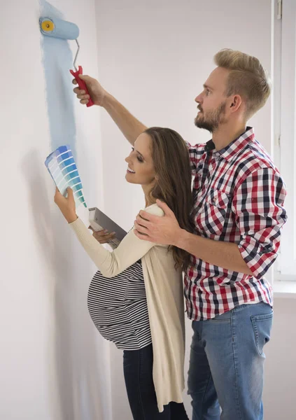 Pareja elegir el color de las paredes — Foto de Stock