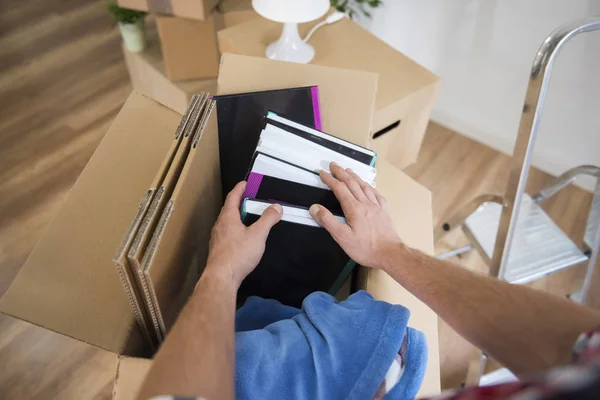 Man rör sig i ny lägenhet — Stockfoto