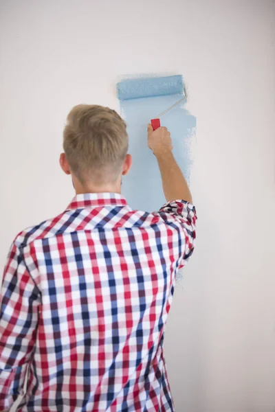 Hombre pintando la pared — Foto de Stock