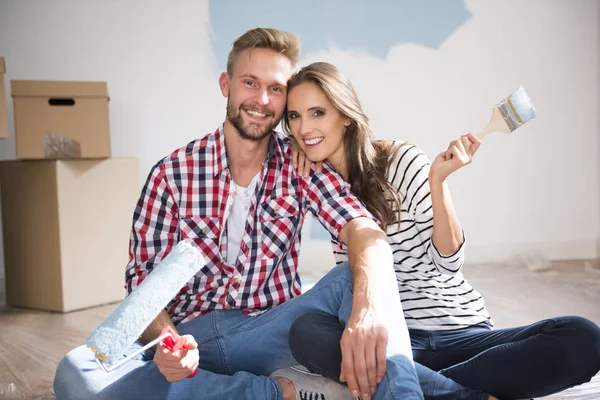 Pareja renovando su apartamento — Foto de Stock