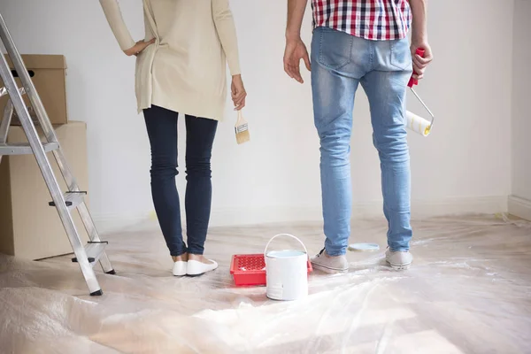 Couple renovating their apartment — Stock Photo, Image