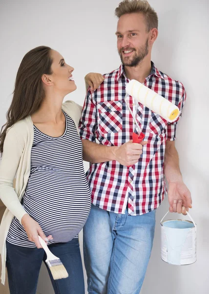 Pareja renovando su nuevo apartmen — Foto de Stock