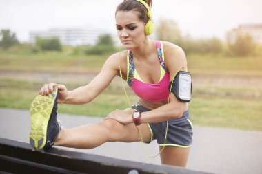  Kadın bacaklarını açıyor. 