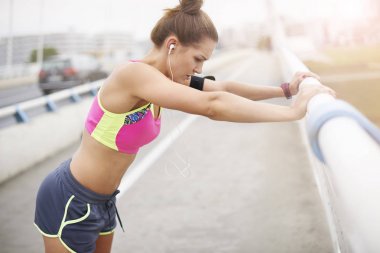  Sportif kadın eğitimden sonra dinlenme 