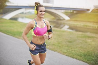 Sportif kadın açık havada koşu