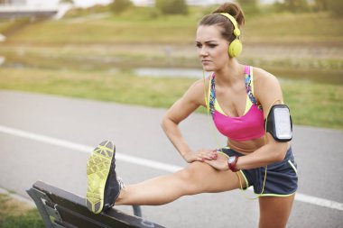  Kadın bacaklarını açıyor. 