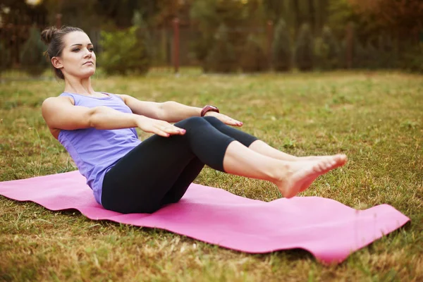 Donna che pratica yoga all'aperto — Foto Stock