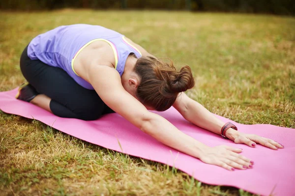 Donna che pratica yoga all'aperto — Foto Stock