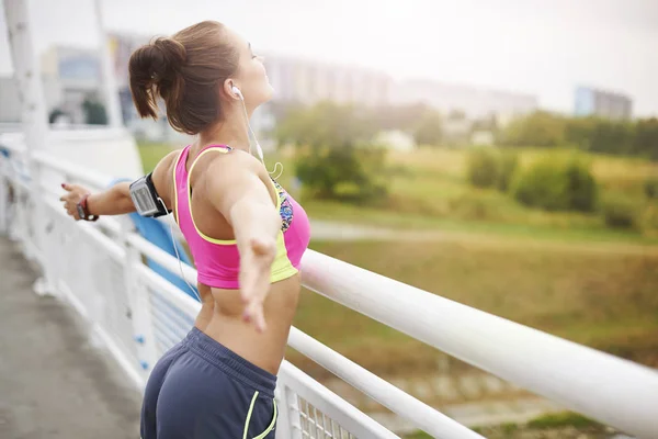 Sportliche Frau ruht sich nach Training aus — Stockfoto