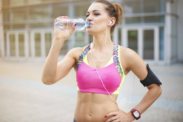 Mujer deportiva bebiendo agua — Foto de Stock