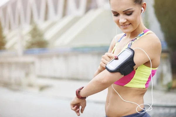 Donna sportiva ascoltando musica — Foto Stock