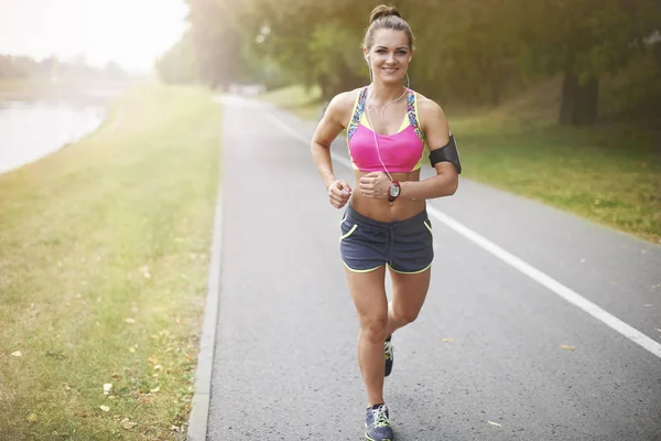 Mujer deportiva corriendo al aire libre —  Fotos de Stock