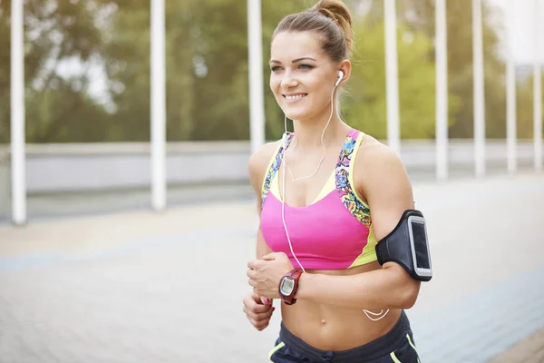 Mujer deportiva corriendo al aire libre — Foto de Stock