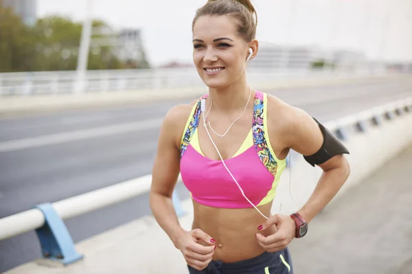 Mujer deportiva corriendo al aire libre — Foto de Stock