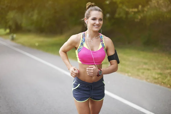 Sportive kobieta jogging na zewnątrz — Zdjęcie stockowe