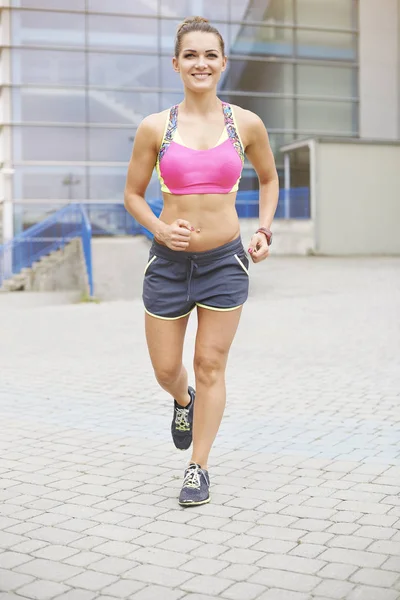 Sportieve vrouw buitenshuis joggen — Stockfoto