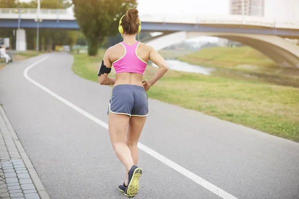 Sportig kvinna jogging utomhus — Stockfoto