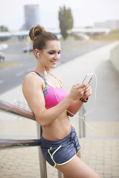 Mujer escuchando música —  Fotos de Stock