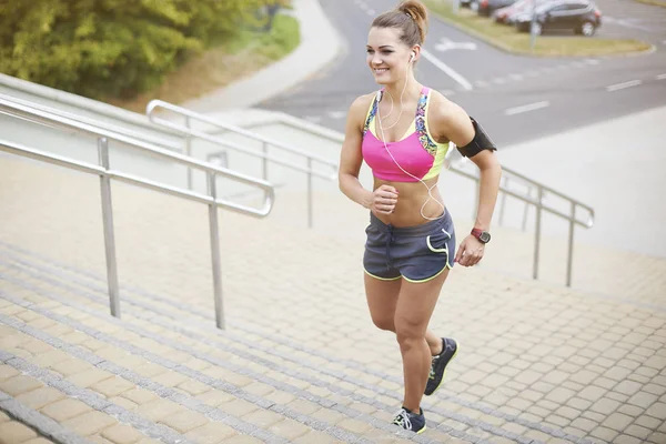 Woman running up the stairs — Stock Photo, Image