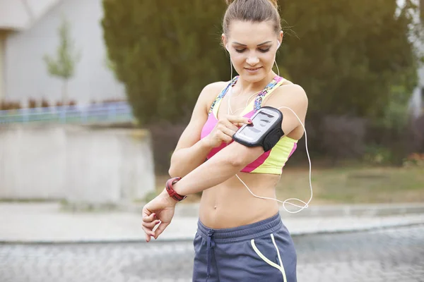 Mujer escuchando música con smartphone — Foto de Stock