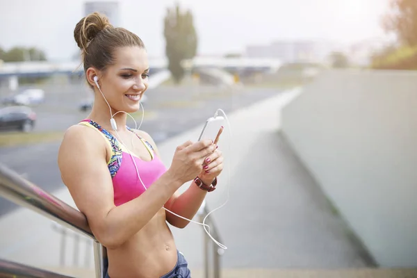 Vrouw met smartphone — Stockfoto