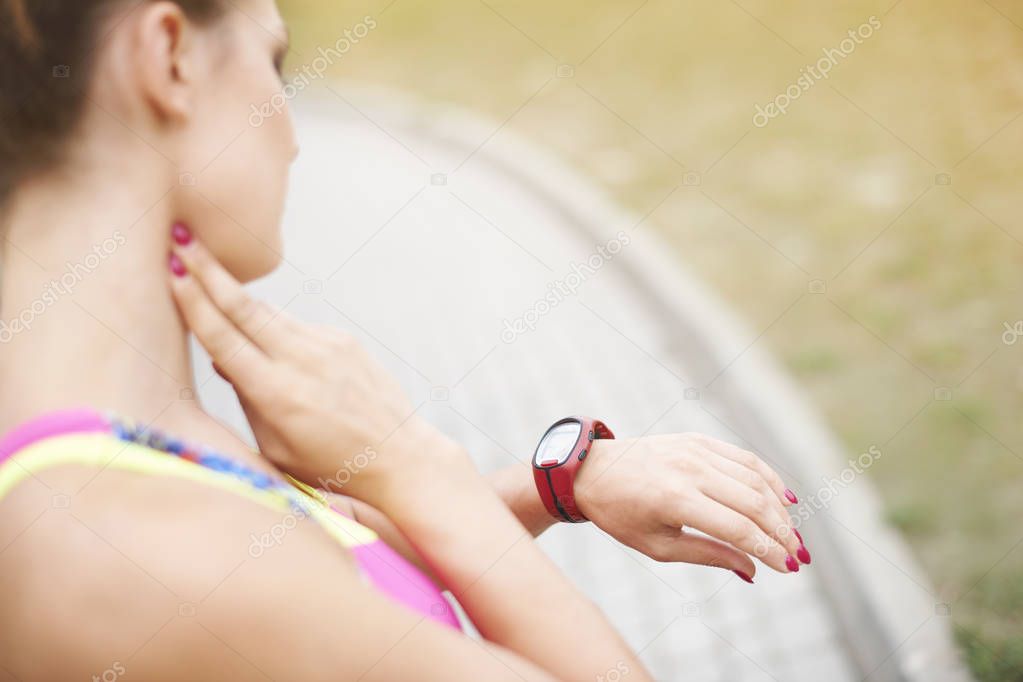 woman  peasuring her pulse