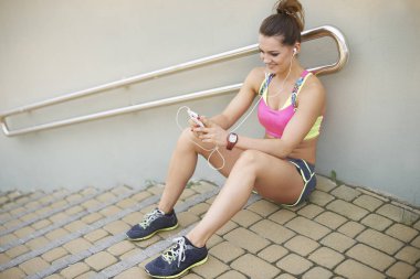  Müzik Dinleyen Kadın