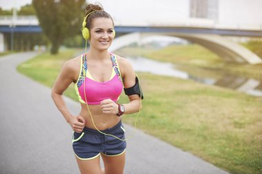  Kulaklığımda koşu kadın 