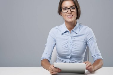 Sayısal tablet tutan iş kadını 