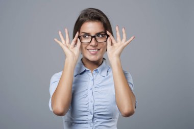 kadın onun gözlük ayarlama