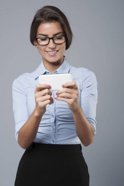 İş kadını akıllı telefon kullanıyor. 