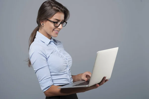 Zakenvrouw met behulp van de laptop — Stockfoto