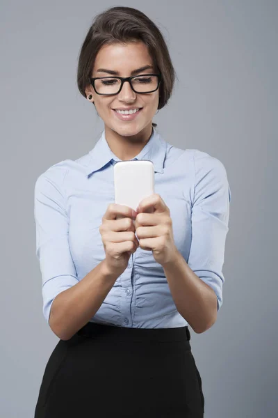 Businesswoman writing text message — Stock Photo, Image