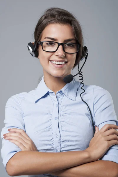Aantrekkelijke zakenvrouw in hoofdtelefoon — Stockfoto