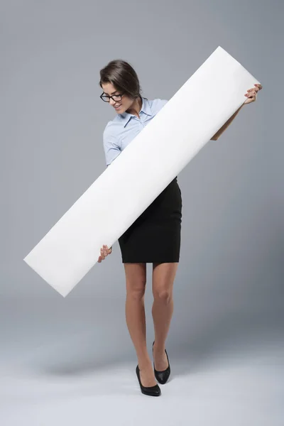 Businesswoman holding blank card — Stock Photo, Image