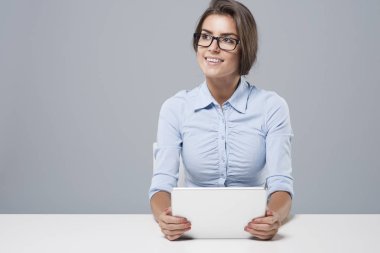  Dijital tablet kullanan iş kadını 