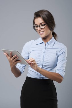 Dijital tablet kullanan iş kadını