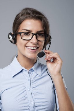 kulaklık gülümseyen içinde iş kadını  