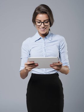  Dijital tablet kullanan iş kadını 