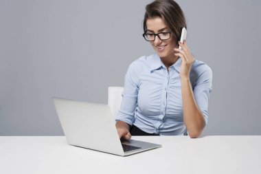  iş kadını smartphone üzerinde konuşuyor 