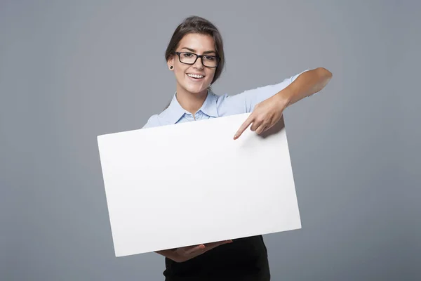 Affärskvinna som visar på tom whiteboard — Stockfoto