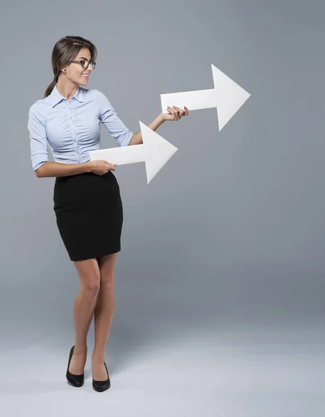 Бізнес-леді тримає паперові стрілки — стокове фото